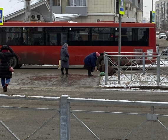 Случайно подсмотрел, сколько зарабатывает нищенка на оживленном переходе