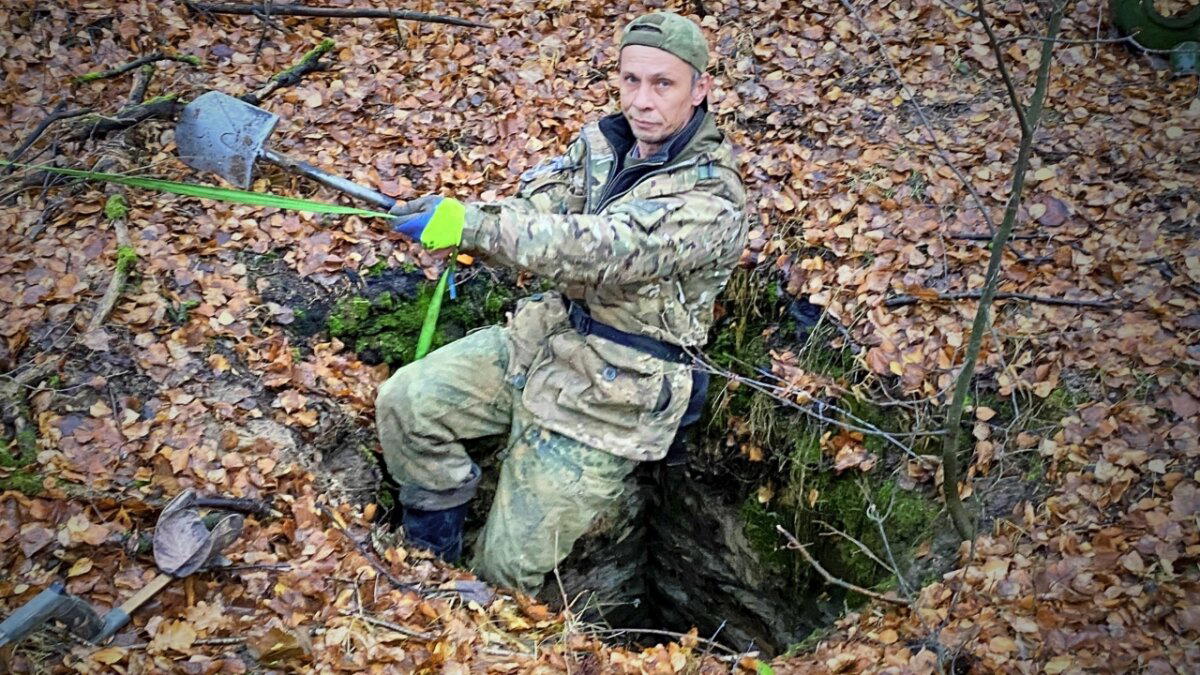 Обнаружил в лесу заброшенный колодец и решил его проверить: вдруг, там чего интересного есть