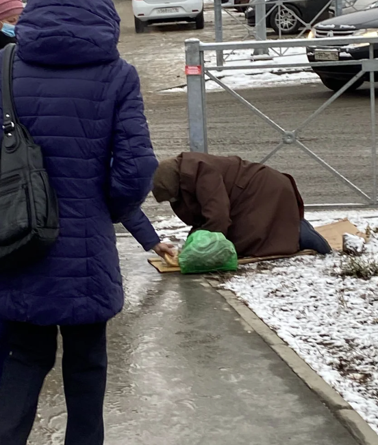 Случайно подсмотрел, сколько зарабатывает нищенка на оживленном переходе