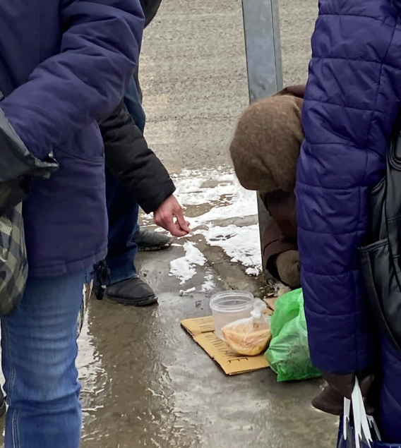 Случайно подсмотрел, сколько зарабатывает нищенка на оживленном переходе