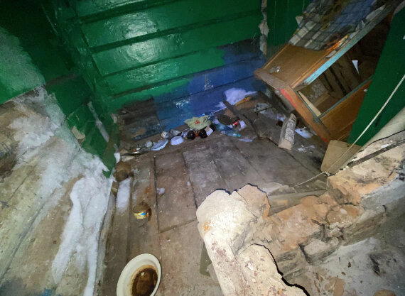 Криповое содержание подполья, в заброшенном деревенском доме