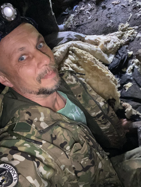 Спас деревенскую дворнягу, которая провалилась в глубокий погреб, в заброшенном доме