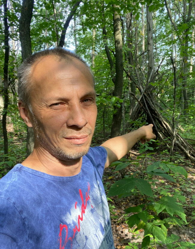 Наткнулся в лесу на веревочную петлю, со скользящим узлом у остатков шалаша. В ней висела цепочка