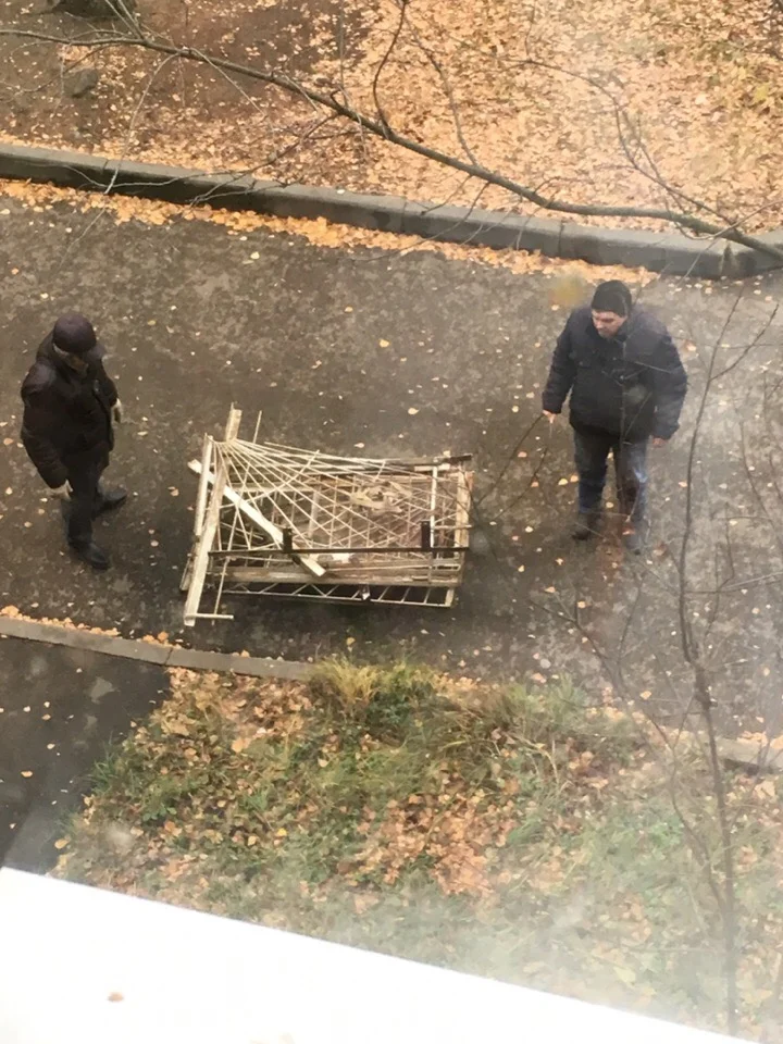 Бомжи оказались честнее некоторых поисковиков - сами принесли долю за металлолом, который я им отдал