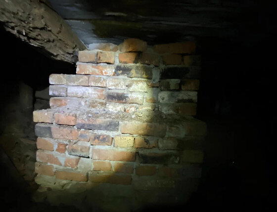 Криповое содержание подполья, в заброшенном деревенском доме