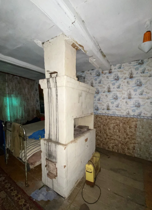 Зашел в заброшенный деревенский дом, где жил начальник отделения советской милиции. Аскетическая обстановка