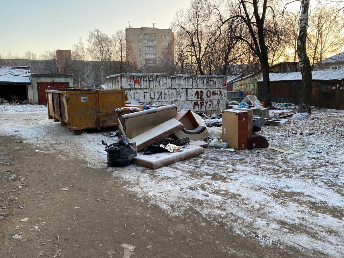 Нашел на помойке фотоальбом с добрыми, советскими фотографиями: девушки, советские солдаты, быт в СССР