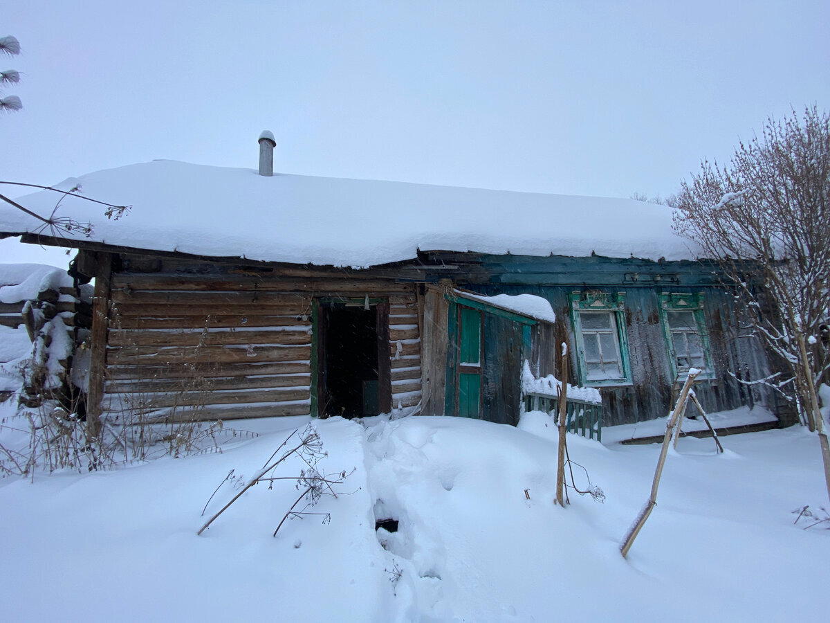 Нашел старую коробочку, припрятанную в печной трубе деревенской заброшки
