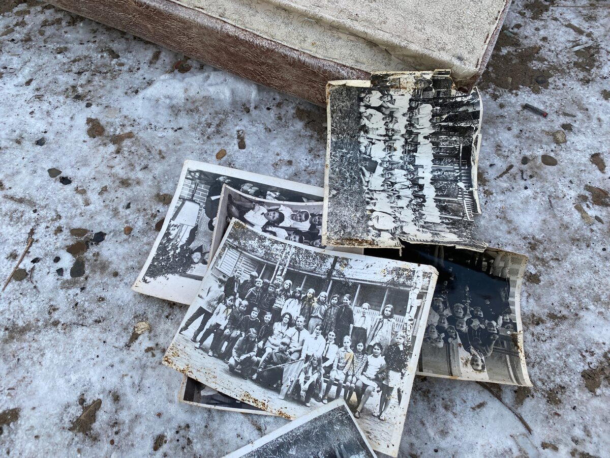Нашел на помойке фотоальбом с добрыми, советскими фотографиями: девушки, советские солдаты, быт в СССР