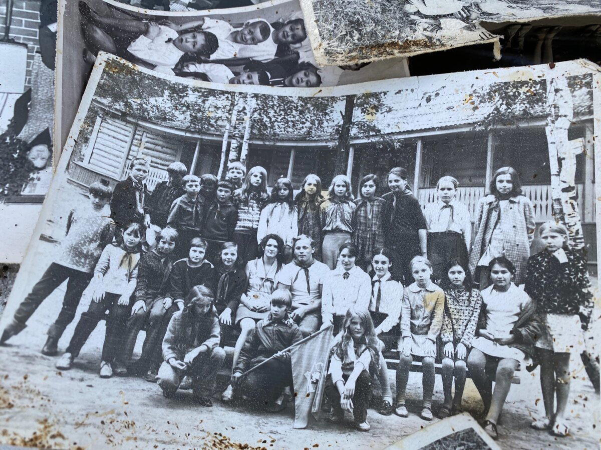 Нашел на помойке фотоальбом с добрыми, советскими фотографиями: девушки, советские солдаты, быт в СССР