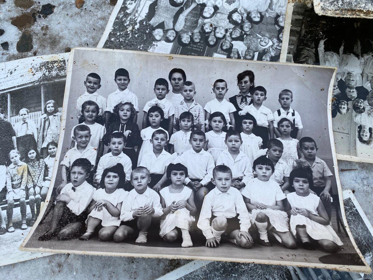 Нашел на помойке фотоальбом с добрыми, советскими фотографиями: девушки, советские солдаты, быт в СССР