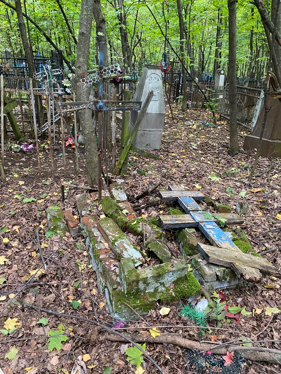 Заброшенное городское кладбище: герои и обычные люди