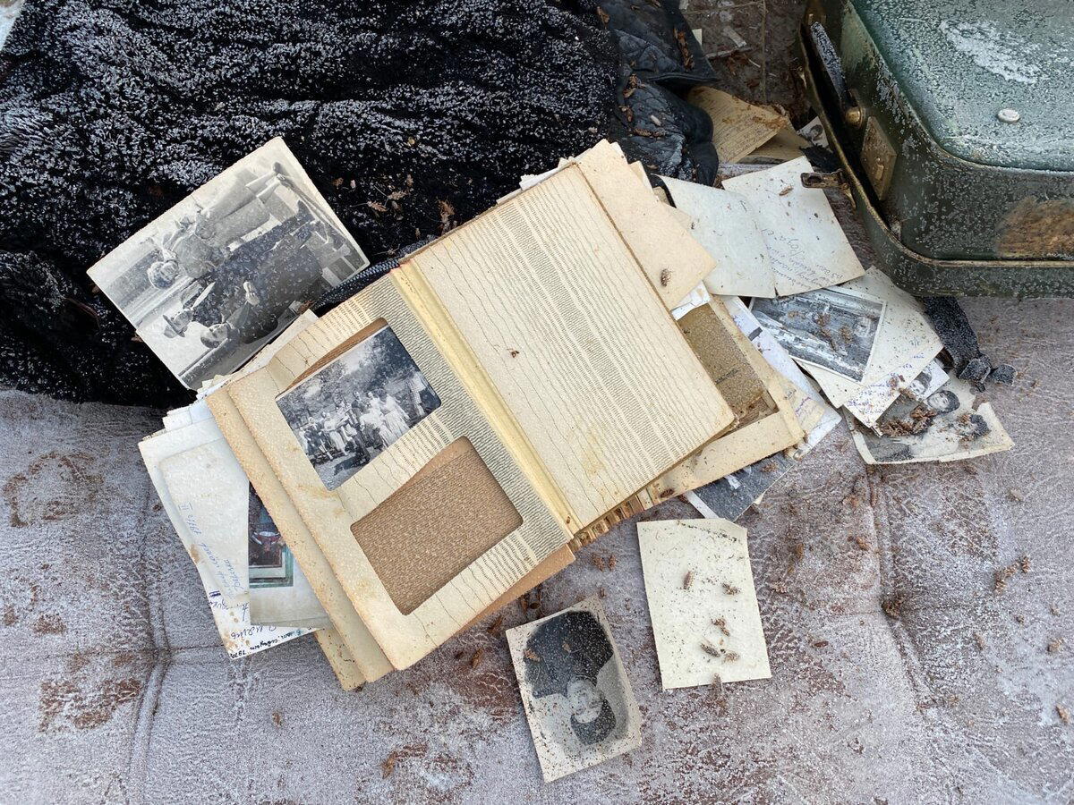 Нашел на помойке фотоальбом с добрыми, советскими фотографиями: девушки, советские солдаты, быт в СССР