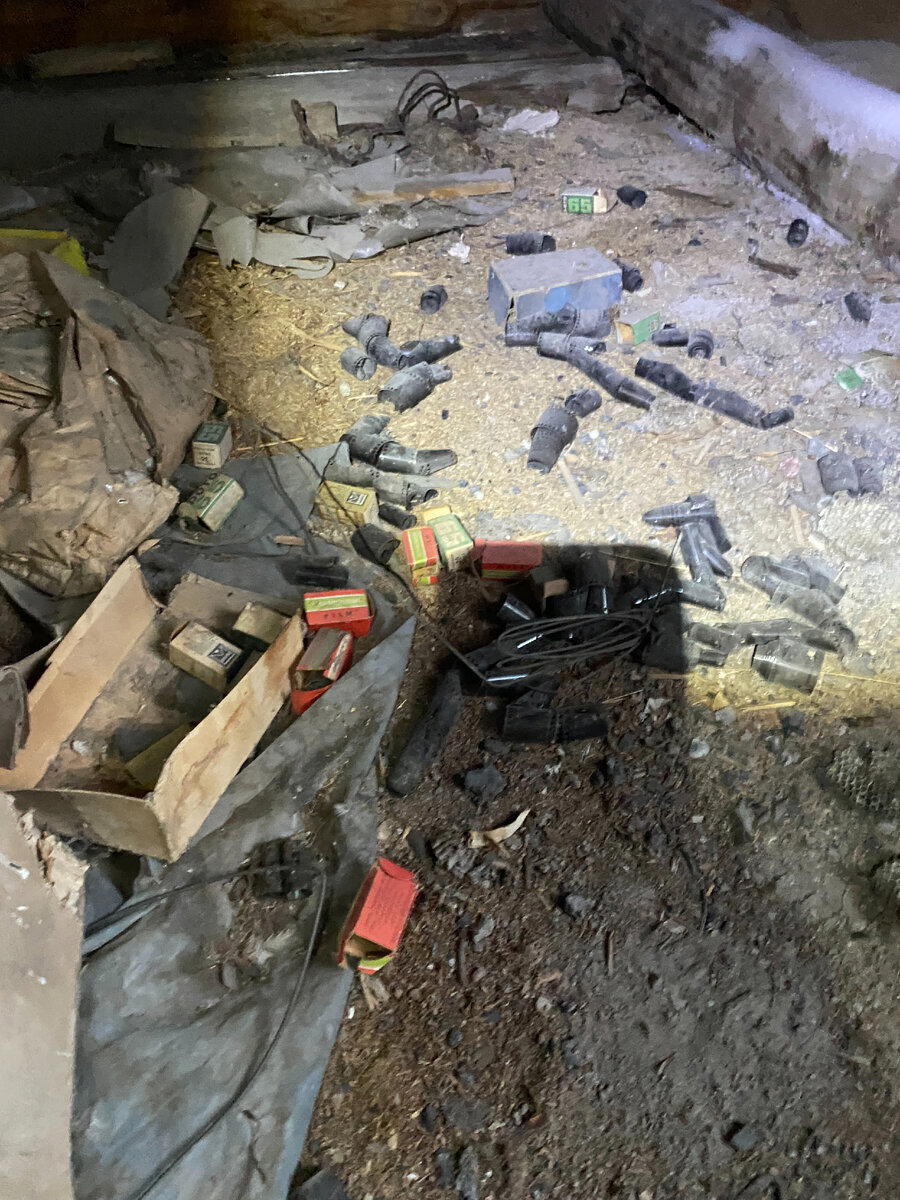 Нашел старую коробочку, припрятанную в печной трубе деревенской заброшки