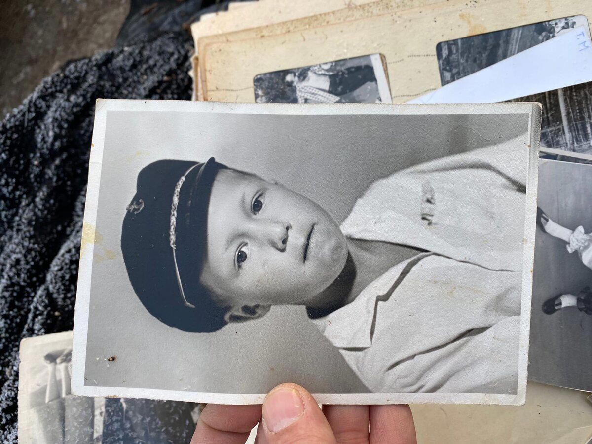 Нашел на помойке фотоальбом с добрыми, советскими фотографиями: девушки, советские солдаты, быт в СССР