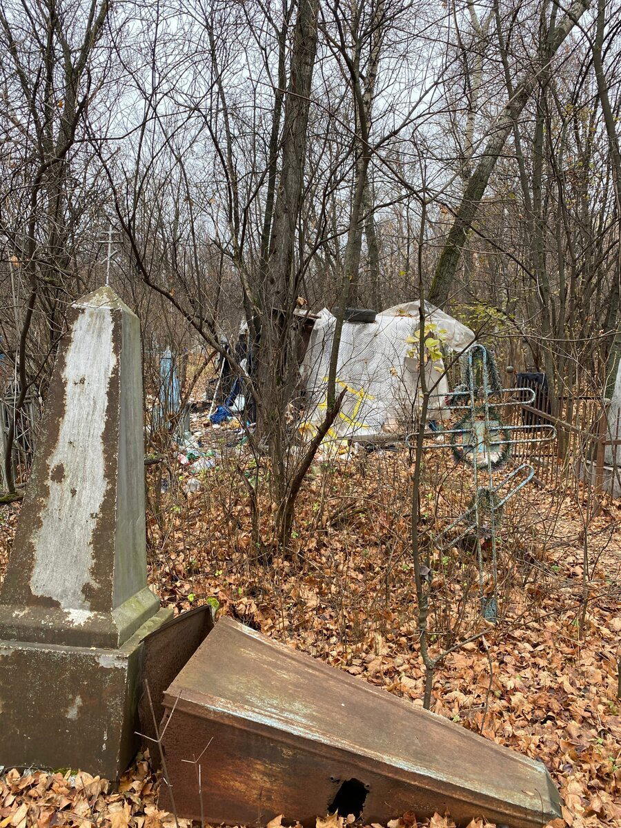 Показываю, как живут БОМЖи на закрытом городском кладбище. Расположились прямо на могилах
