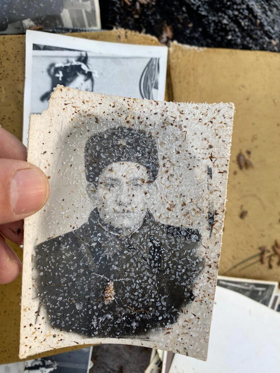 Нашел на помойке фотоальбом с добрыми, советскими фотографиями: девушки, советские солдаты, быт в СССР