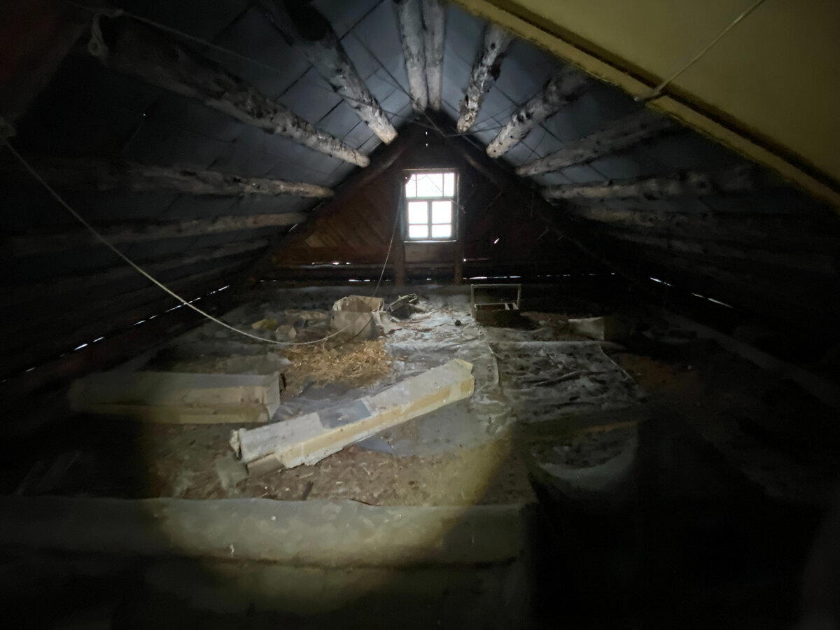 Нашел старую коробочку, припрятанную в печной трубе деревенской заброшки