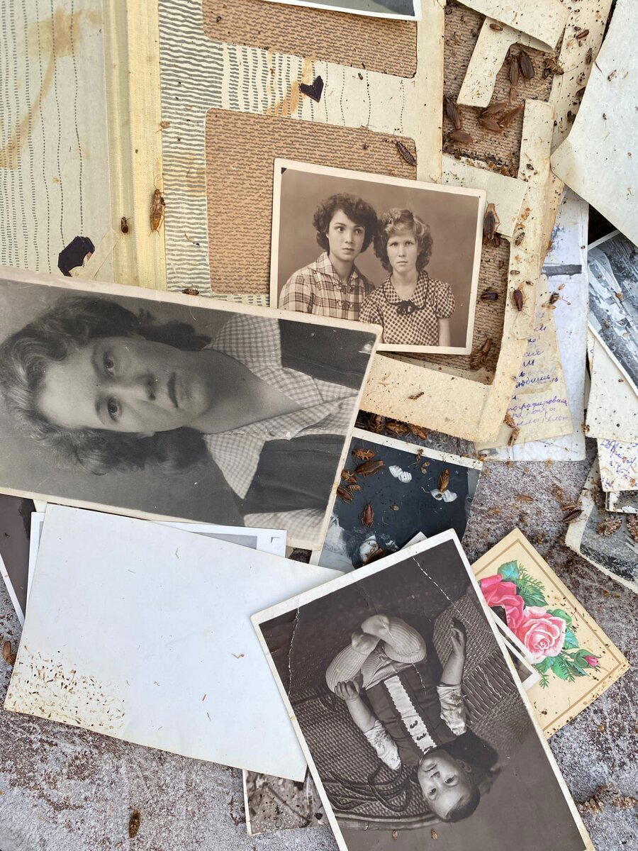 Нашел на помойке фотоальбом с добрыми, советскими фотографиями: девушки, советские солдаты, быт в СССР