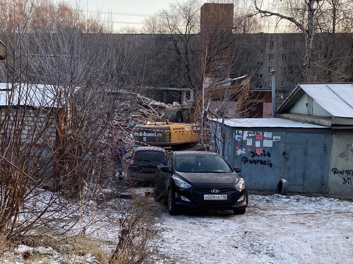 Нашел на помойке фотоальбом с добрыми, советскими фотографиями: девушки, советские солдаты, быт в СССР