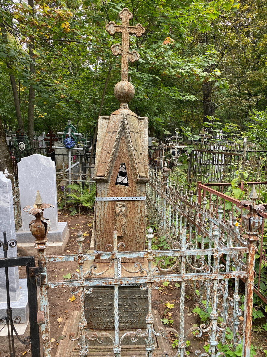 Снимая на кладбище, стал внимательнее рассматривать старые фото на памятниках