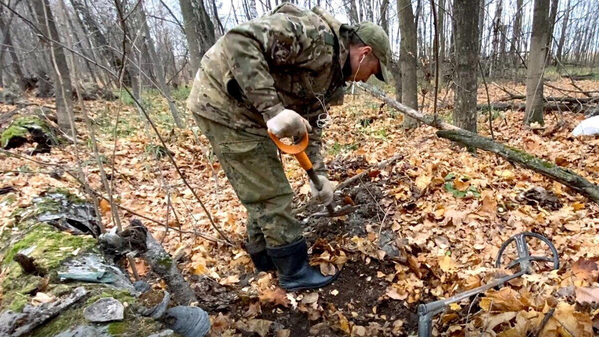 Обнаружил в лесу закопанные куски оплавленного металла, серебристого и зеленоватого цвета