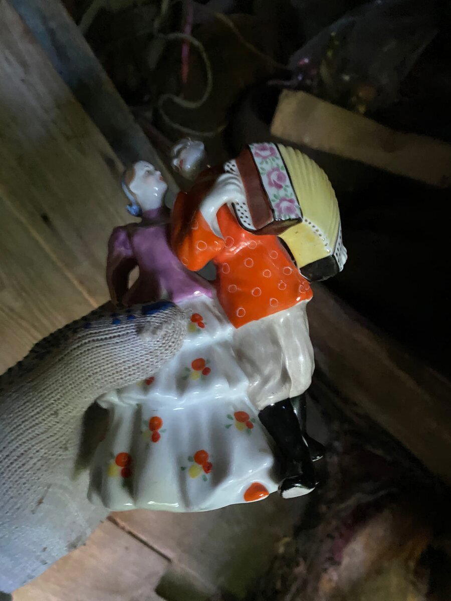 В деревенском сарае развалюхе, нашел старинный чемодан, в котором находилась, довольно дорогая статуэтка