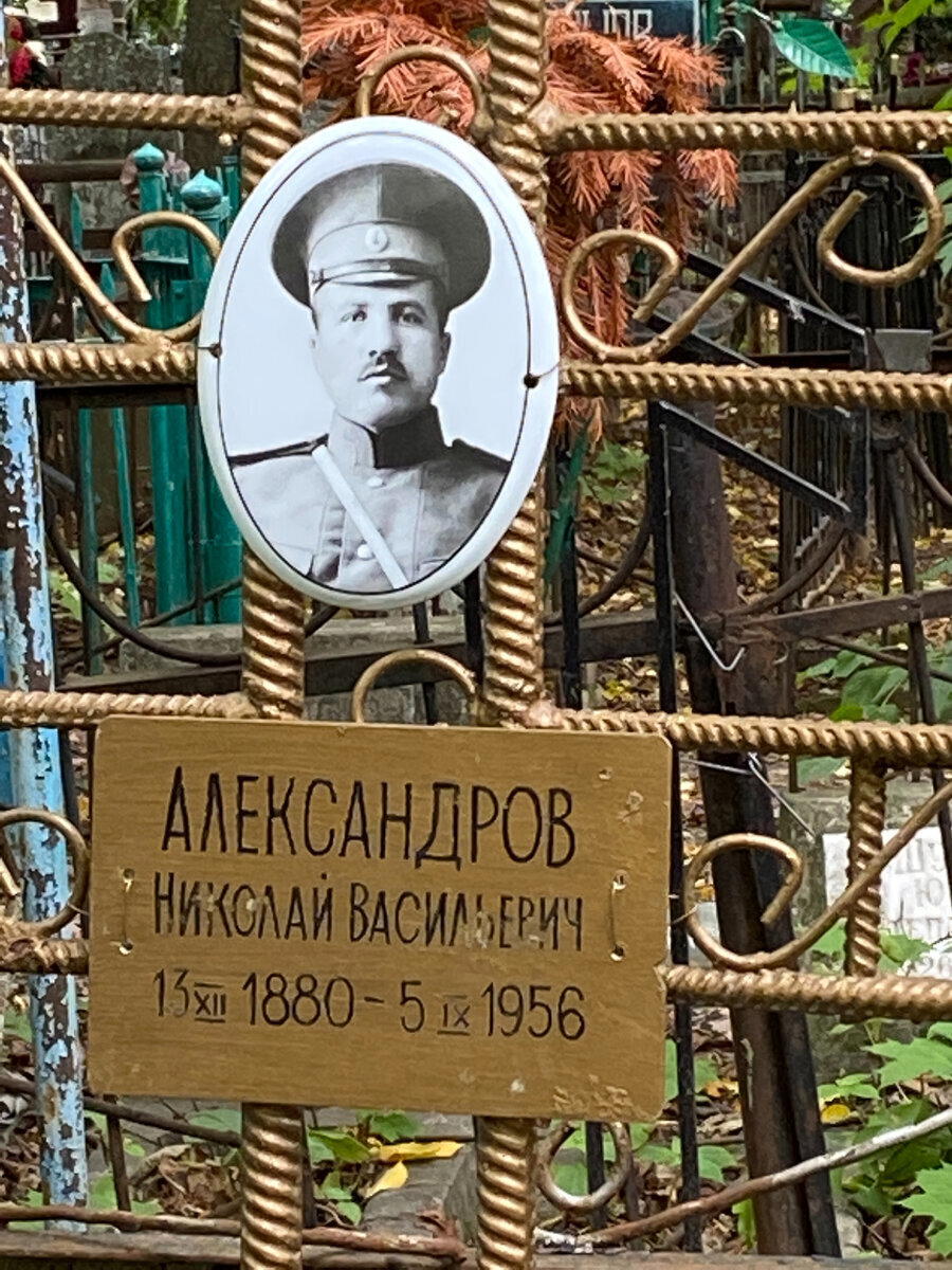 Снимая на кладбище, стал внимательнее рассматривать старые фото на памятниках