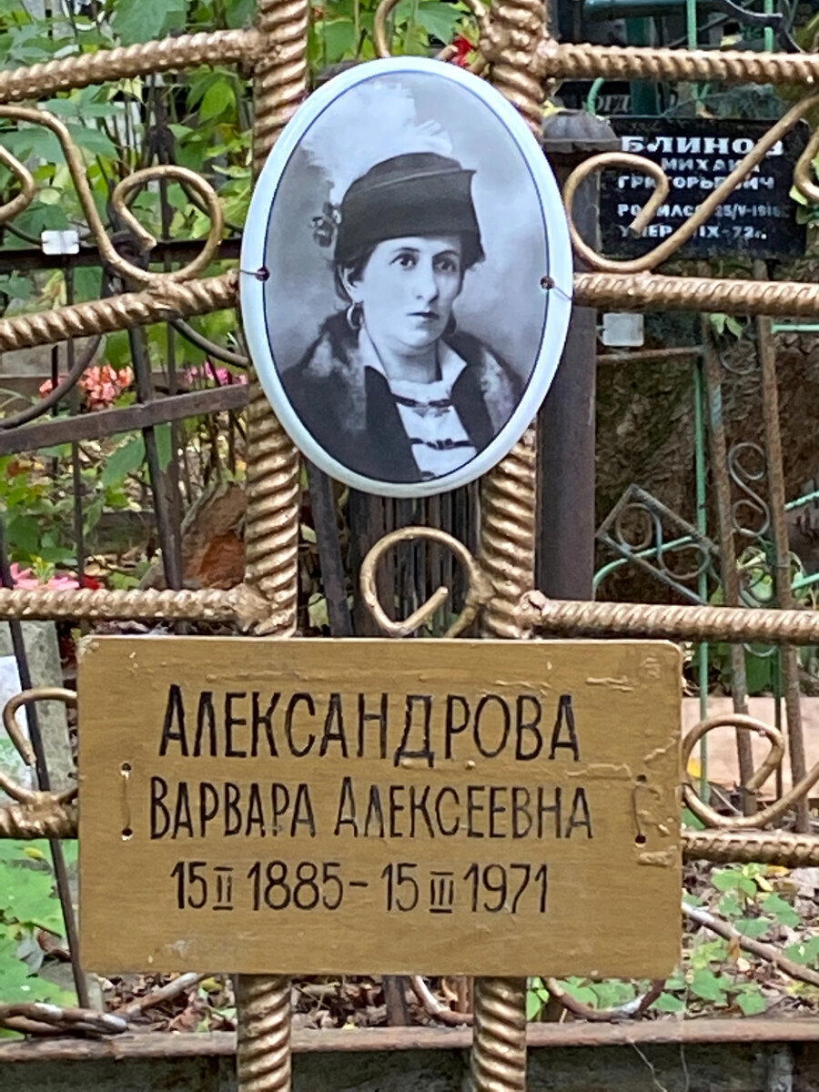 Снимая на кладбище, стал внимательнее рассматривать старые фото на памятниках