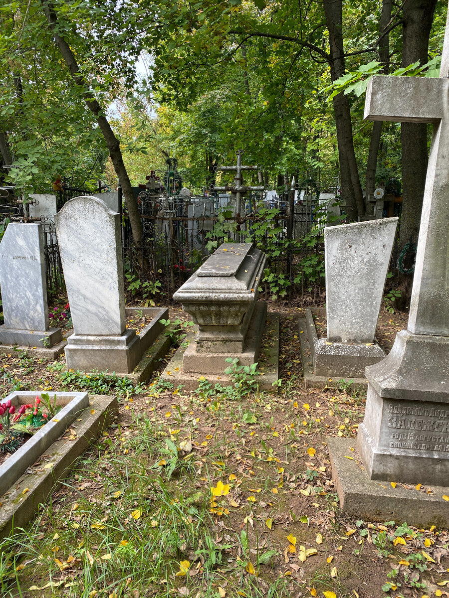 Снимая на кладбище, стал внимательнее рассматривать старые фото на памятниках
