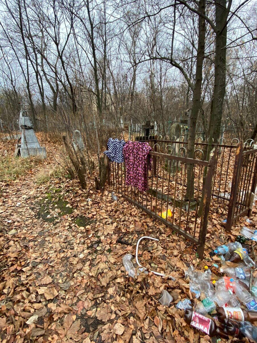 Показываю, как живут БОМЖи на закрытом городском кладбище. Расположились прямо на могилах