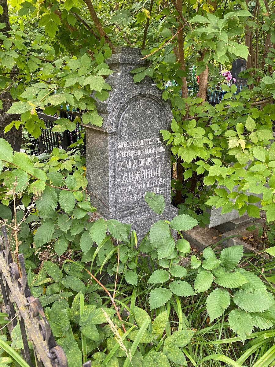 Снимая на кладбище, стал внимательнее рассматривать старые фото на памятниках