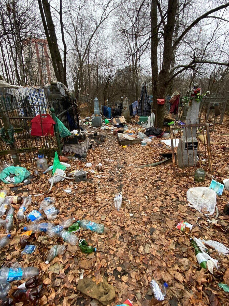 Показываю, как живут БОМЖи на закрытом городском кладбище. Расположились прямо на могилах