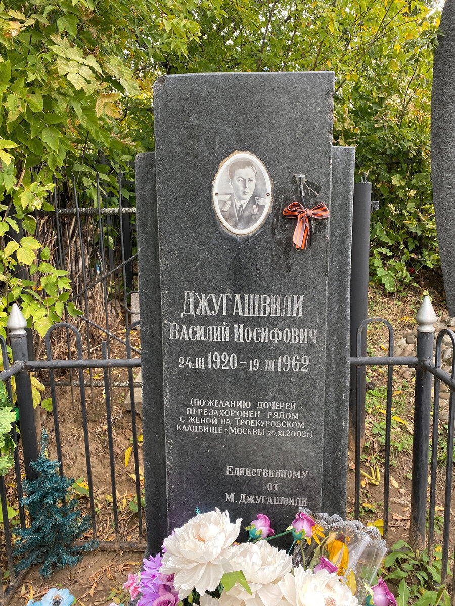 Снимая на кладбище, стал внимательнее рассматривать старые фото на памятниках