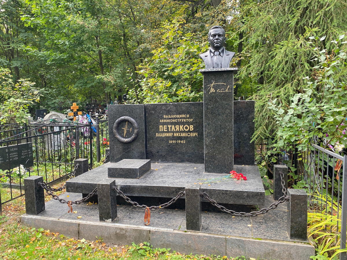 Снимая на кладбище, стал внимательнее рассматривать старые фото на памятниках