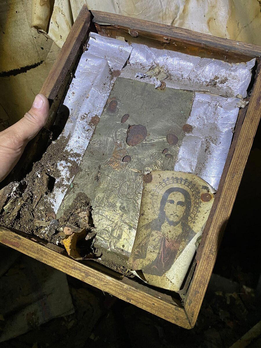 В куче хлама в деревенской заброшке, нашел старинные иконы