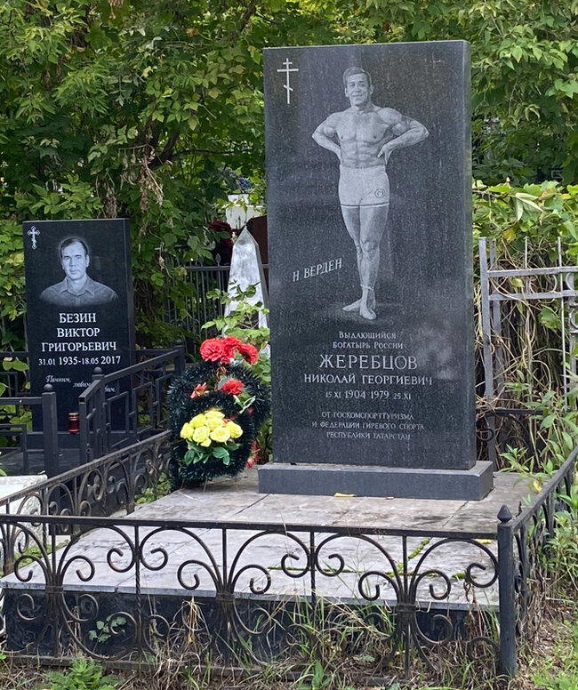Снимая на кладбище, стал внимательнее рассматривать старые фото на памятниках