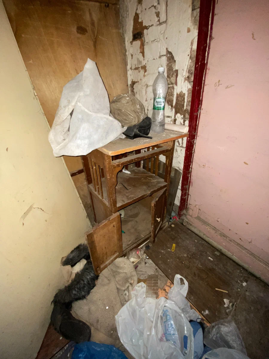Типичная городская заброшка или что оставляют люди в своих старых квартирах