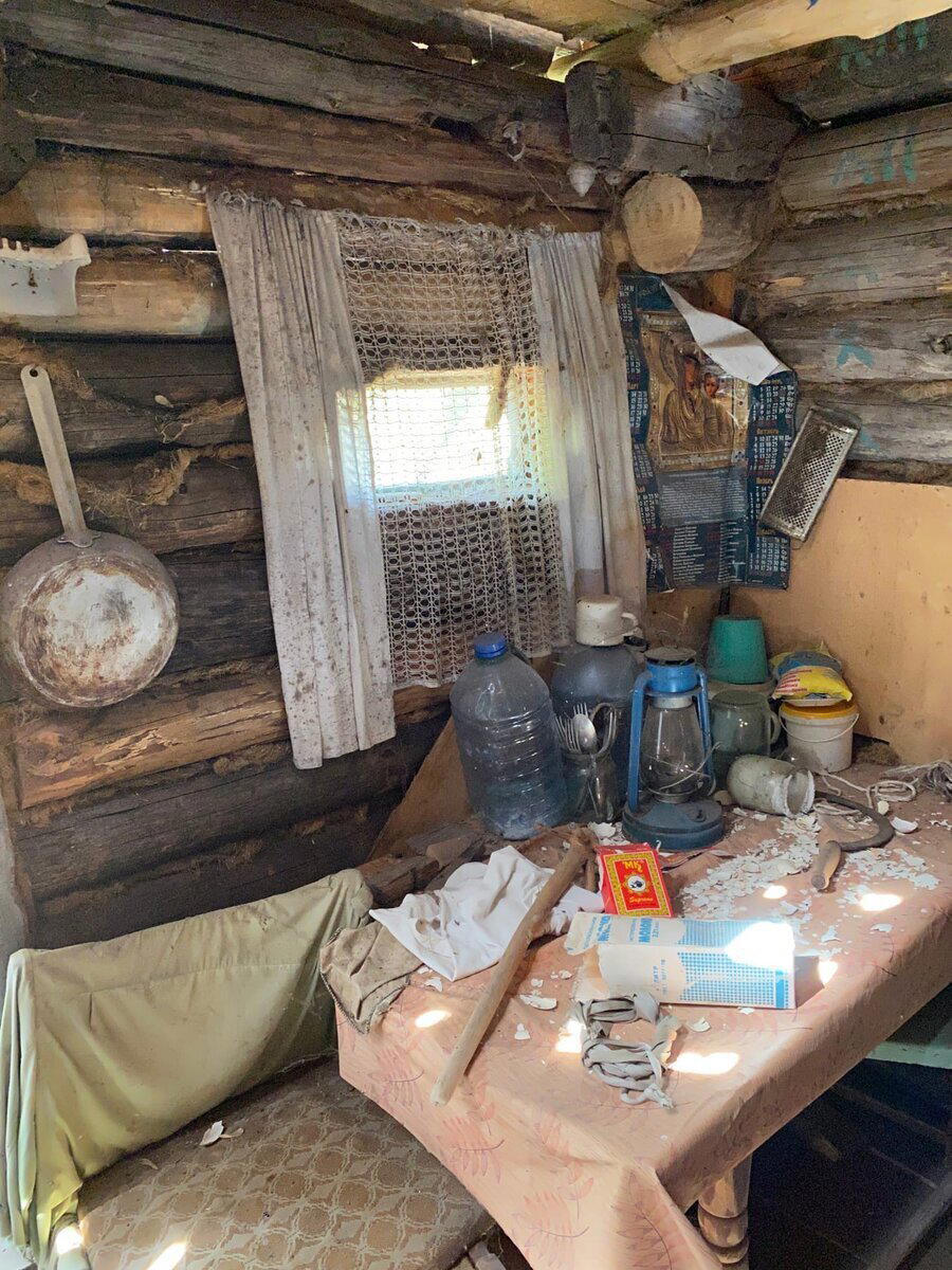 Попал в заброшенную лесную избушку, из которой забрал отличные старинные вещи