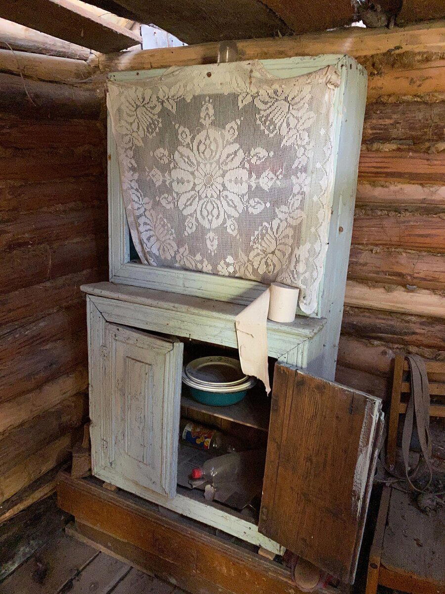 Попал в заброшенную лесную избушку, из которой забрал отличные старинные вещи