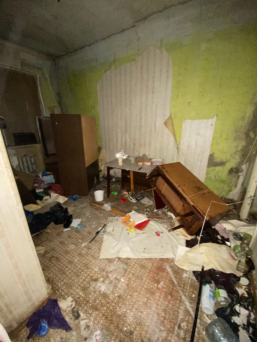 Типичная городская заброшка или что оставляют люди в своих старых квартирах