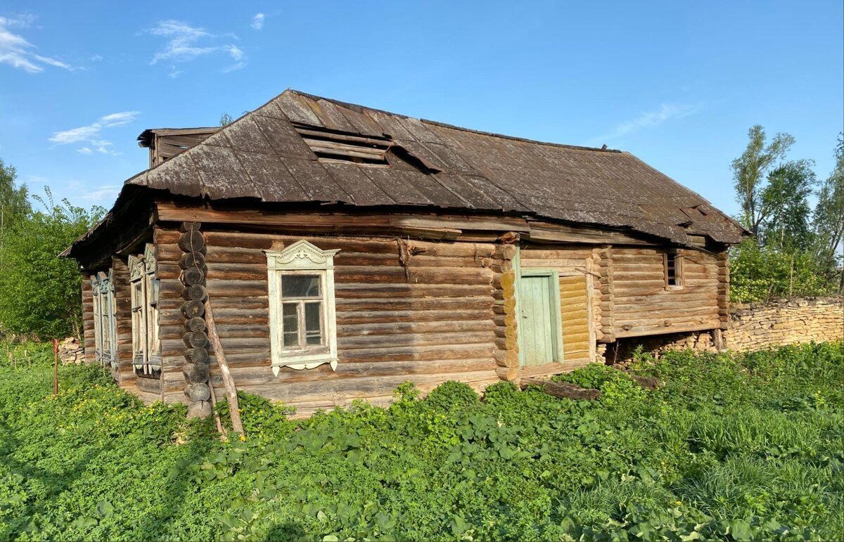 Нашел дом, на лесной поляне, в котором скрывалась, большая семья старообрядцев. Деревенские его растаскали вчистую