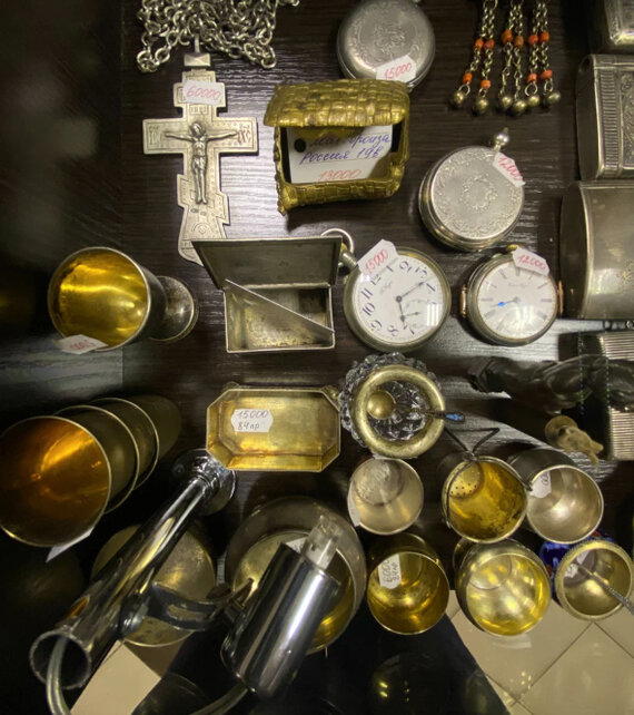 Старинные ювелирные украшения на витрине антикварного магазина. Цены