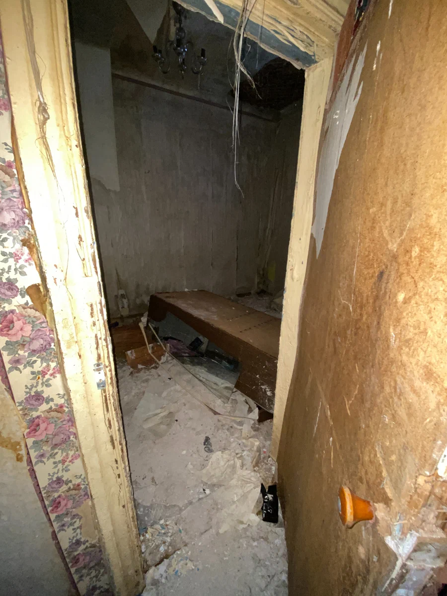 Типичная городская заброшка или что оставляют люди в своих старых квартирах