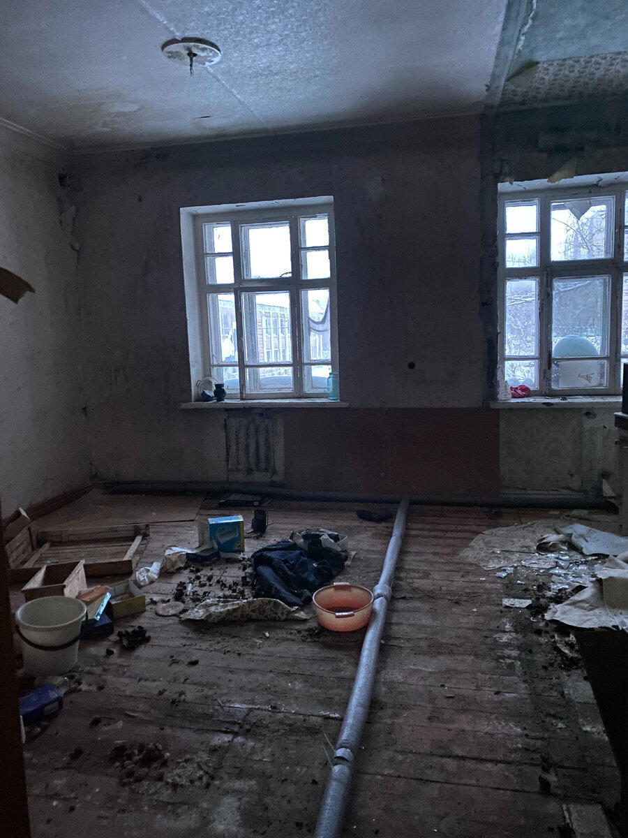 Зашел в городскую заброшку до того, как ее растащат бомжи