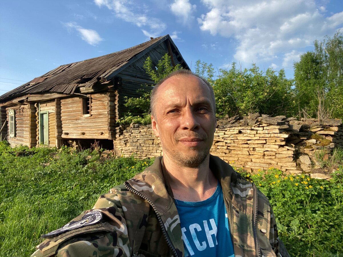 Нашел дом, на лесной поляне, в котором скрывалась, большая семья старообрядцев. Деревенские его растаскали вчистую