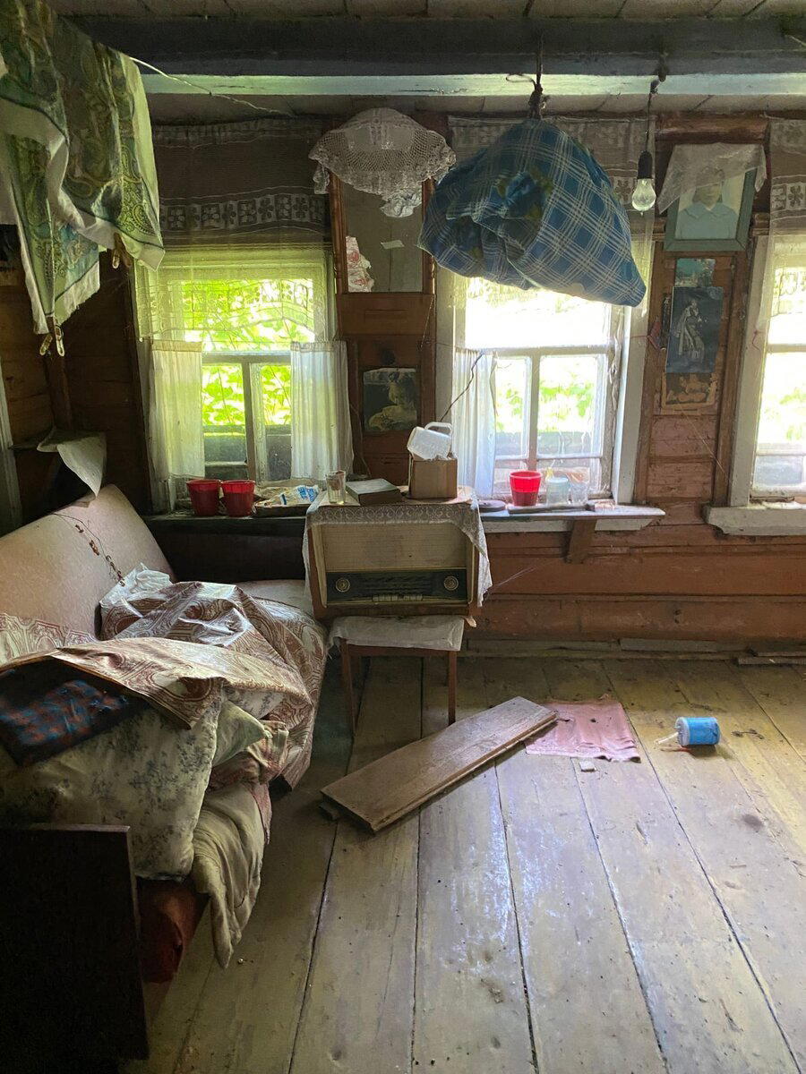 В этом старом, деревенском доме, люди не жили давненько. Местные, почему-то, ничего оттуда не вынесли
