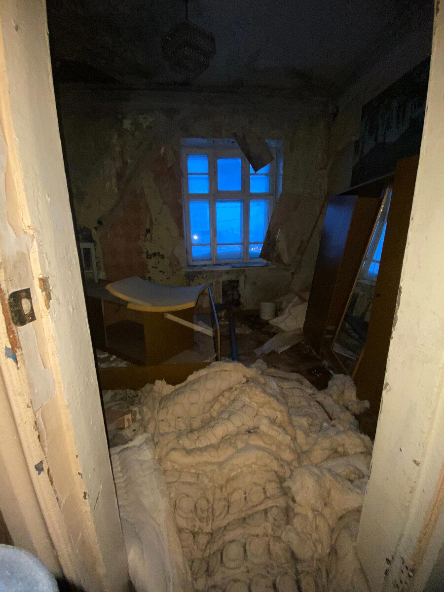 Зашел в городскую заброшку до того, как ее растащат бомжи
