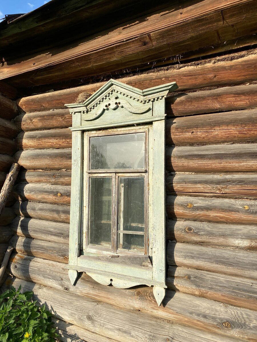 Нашел дом, на лесной поляне, в котором скрывалась, большая семья старообрядцев. Деревенские его растаскали вчистую