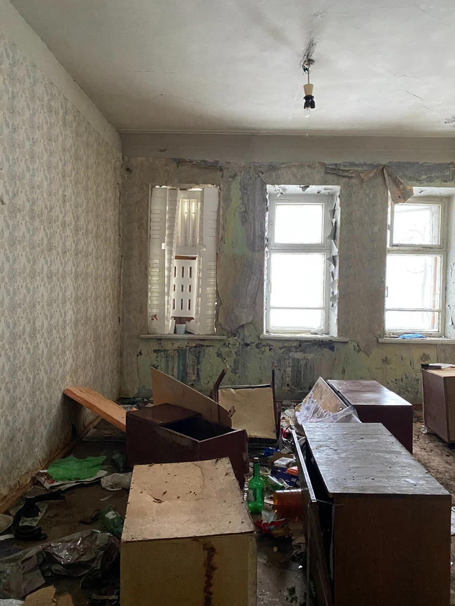 Типичная городская заброшка или что оставляют люди в своих старых квартирах